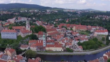 Çek Cumhuriyeti Cesky Krumlov 'da şatosu olan masal kasabasının ve güzel evlerin insansız hava aracı görüntüleri.