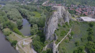 Bratislava, Slovakya yakınlarındaki Devin kalesinin insansız hava aracı görüntüleri.