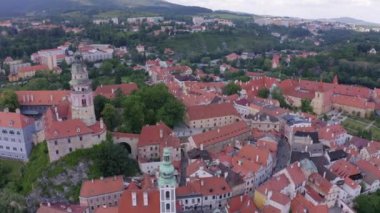 Çek Cumhuriyeti Cesky Krumlov 'da şatosu olan masal kasabasının ve güzel evlerin insansız hava aracı görüntüleri.