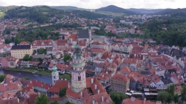 Çek Cumhuriyeti Cesky Krumlov 'da şatosu olan masal kasabasının ve güzel evlerin insansız hava aracı görüntüleri.