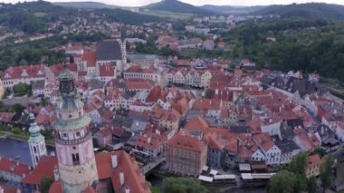 Çek Cumhuriyeti Cesky Krumlov 'da şatosu olan masal kasabasının ve güzel evlerin insansız hava aracı görüntüleri.