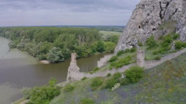 Bratislava, Slovakya yakınlarındaki Devin kalesinin insansız hava aracı görüntüleri.