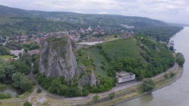 Bratislava, Slovakya yakınlarındaki Devin kalesinin insansız hava aracı görüntüleri.