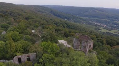 Ortaçağ Pajstrom Şatosu 'nun sonbaharda yıkılan insansız hava aracı görüntüleri, Slovakya