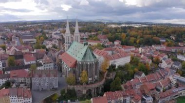 Gorlitz ile Aziz Peter ve Paul Kilisesi 'nin renkli sonbahar görüntüleri. Hava aracı görüntüleri. Yer: Gorlitz, Saksonya eyaleti, Almanya, Avrupa. 28 Ekim 2023