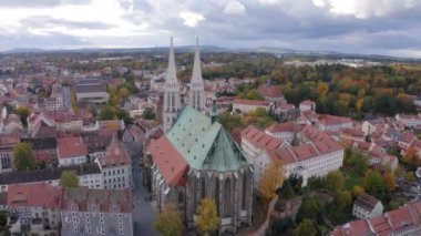 Gorlitz ile Aziz Peter ve Paul Kilisesi 'nin renkli sonbahar görüntüleri. Hava aracı görüntüleri. Yer: Gorlitz, Saksonya eyaleti, Almanya, Avrupa. 28 Ekim 2023