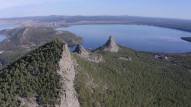 Kazakistan, Burabay Borovoe, Natonal Park 'taki Okzhetpes Dağı ve Borovoe Gölü' nün insansız hava aracı görüntüleri. Popüler turizm merkezi