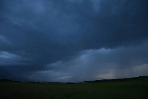 Dramatischer Himmel Und Schwarze Wolken — Stockfoto