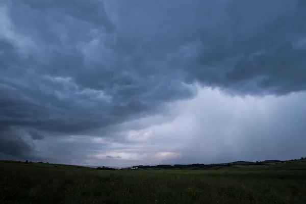 Dramatischer Himmel Und Schwarze Wolken — Stockfoto