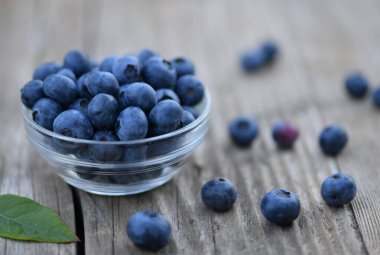 Yaban mersinlerinin beyin sağlığını artıran yüksek sayıda vitaminleri vardır.