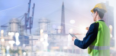 Sanayi 4.0, imalat teknolojisinde simge akışı otomasyonu ve veri alışverişi fikri, akıllı fabrikalarda robotları çalıştırmak ve analiz etmek için tablet kullanan sanayi mühendisi