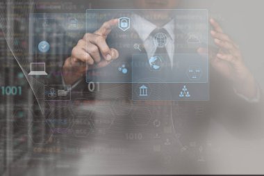 programlama konsepti, veri işleme, web geliştirme. Veri yönetimi yazılımı için bir simge gösterilirken bilgisayar çalıştıran programcı. Yazılım yaratmak için teknolojik prosedür