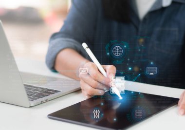 Dijital asma kilit ikonu, bir siber güvenlik ağı ve veri koruma teknolojileri. Çevrimiçi internet erişimine izin verilmesi siber saldırılardan korunuyor ve iş veri gizliliği kavramı.