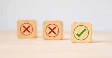 Kurallara uymak ve projenin sürdürülebilirliği. Çapraz ve kene işaretleri. Sembolleri karşılaştır ve kontrol et. Sevip sevmeme, olumlu ve negatif işaretler, onay ve ret işaretleri..