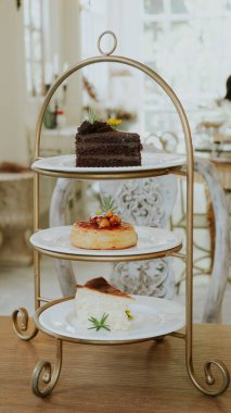 Çikolatalı el yapımı kek. Çok hoş. Çikolatalı kekin üzerindeki krema.