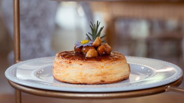 Macadamia fındıklı kek. Çok hoş. Çikolatalı kekin üzerindeki krema.