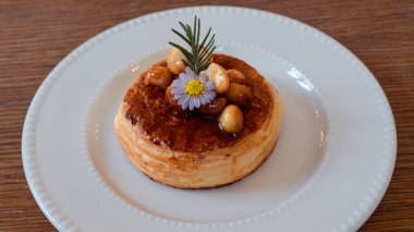 Macadamia fındıklı kek. Çok hoş. Çikolatalı kekin üzerindeki krema.