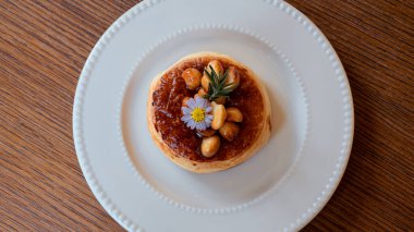 Macadamia fındıklı kek. Çok hoş. Çikolatalı kekin üzerindeki krema.