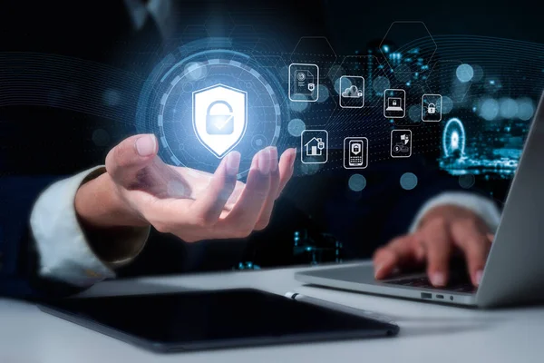 Dataskydd Och Integritet För Cybersäkerhet Affärsman Som Använder Laptop Internetsäkerhet — Stockfoto