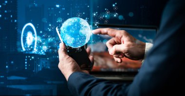 Bir iş adamı akıllı telefonuyla sosyal ağlara bağlanır. İş stratejisi analizi, finans ve bankacılık, teknoloji, yenilik ve iletişim konsepti. Genel bağlantı ağı yapısı.