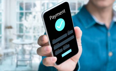 Bir işadamı internet üzerinden ödeme, banka ve dükkan yapmak için cep telefonu tarayıcısı kullanır. Çevrimiçi bankacılık uygulamaları internet üzerinden mevcuttur. Parasal değişim. Çevrimiçi dijital ödeme kavramı..