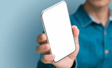 Cep telefonunu elinde tutan adam, farklı açılardan ve pozisyonlardan oluşan bir set.