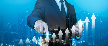 Şirketin planlanan büyüme planı ve yüzde artışını gösteren bir ok grafiği bir işadamı tarafından sergileniyor. Bir işin başarılı olabilmesi, genişleyebilmesi için, sıfırdan inşa edilmesi gerekir..