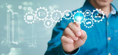 Uzaktan öğrenme fikri. Webinar tabanlı toplantılar, konferanslar ve çevrimiçi öğrenim kursları. Canlı yayına katılmak, girmek veya izlemek için bir kişi düğmeye basar..