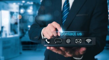 Randevu al ya da müşteri hizmetleri yardım hattını ara. Sanal iletişim sembollerini (e- posta, adres, canlı sohbet, İnternet Wi-Fi) dijital tablete tıklatan bir işadamı.