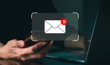 Mobil ekranda soyut holografik konuşma baloncukları olan kısa mesajlar görünüyor. Anında mesaj yazılımı. SMS, grup sohbeti ya da mesajlaşma. Müşteri hizmetleri canlı destek için Chatbot 'la masama yardım ediyor..