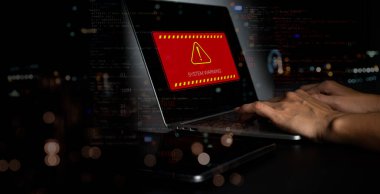 Sistem alarmı: Bilgisayar ağına yapılan siber saldırı, tehlikeye girdi. Gizli bilgi, yasadışı bağlantı, veri sızıntısı, siber güvenlik hassasiyeti gibi kavramlar. Virüsler, kötü amaçlı yazılımlar ve çevrimiçi dolandırıcılık.