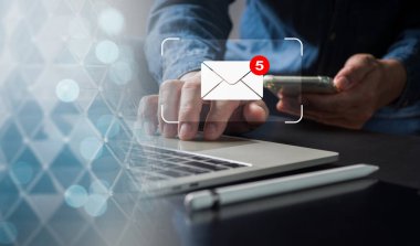 Mobil aygıt ekranında soyut holografik konuşma baloncukları ile metin mesajları görüntülenir. Mesajlaşma için bir yazılım. Mesaj, SMS ya da grup sohbeti. Müşteri hizmetlerindeki bir sohbet robotu aracılığıyla canlı destek.