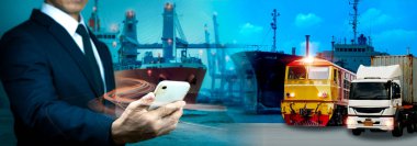 Arkaplan lojistik ağının genişletilmesi. Endüstriyel bir konteynır nakliye gemisinin önünde, hızlı veya ani teslimat fikri için bir lojistik ve ulaşım konsepti vardır.