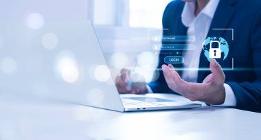 Siber güvenlik ağı. Veri koruması kavramı. Bir iş adamı bulut hesaplama, veri yönetimi, siber güvenlik ve internet teknolojisini bir dizüstü bilgisayarda birleştiriyor..