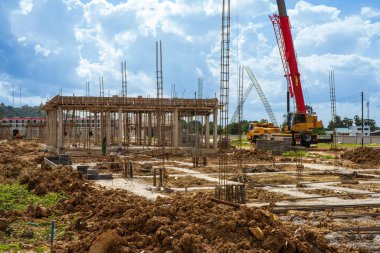 Tuğla ya da yapısal yapı kullanılarak inşa edilmiş bir bina. Şu anda yapım aşamasında olan çağdaş evin dışında..