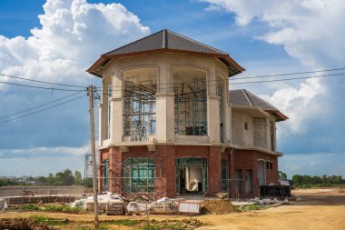 Tuğla ya da Concreate Blok yapısına sahip konut şu anda geliştirme aşamasında. Çekici bir solgunluğu olan çağdaş bir ev görülüyor.