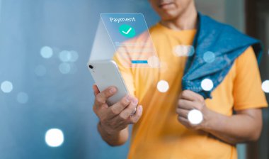 Finansal teknoloji, internet ödemeleri ve dijital bankacılık ağları. Bireyler internet üzerinden alışveriş yaparken mobil bankacılık uygulamalarını kullanarak ödeme yaptılar..