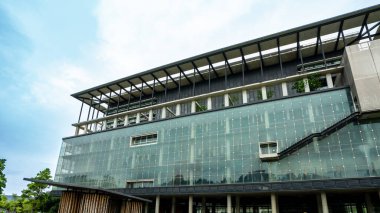 Gökyüzündeki fotokopi alanının arka planına karşı helostatların ve dikey bahçelerin yer aldığı düşük açılı apartman komplekslerinin görüntüsü