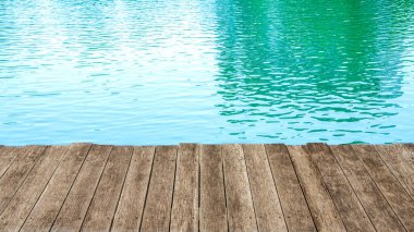 Gündüz vakti bataklıktaki ahşap köprü manzarası.