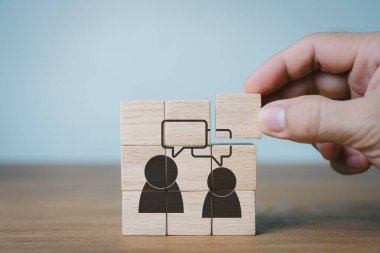 Tüketici geribildirimi kavramı. Müşteri memnuniyetinin değerlendirilmesi ürün ve hizmetlerin yaratılmasına ve geliştirilmesine yardımcı olur. Müşteri odaklı. Tahta küpler elle kopyalama alanı olan 