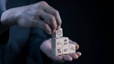 Eylem planı, kurumsal strateji geliştirme, proje yönetimi, hedef ve hedef, başarı ve iş hedefi konsepti, ve bir ikon ile masaya yığılmış odun bloğu.