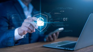 Sanal bir asma kilit ikonuna dokunan bir insan eliyle küresel veri güvenliği ve mahremiyet kavramı. Gelişmiş teknoloji ve dijital dönüşüm çağında internet güvenliği, siber savunma ve güvenli işlemleri temsil ediyor. IT temaları için ideal.