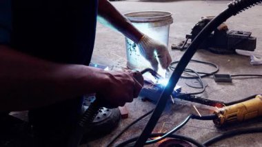 Endüstriyel teknisyenlerin metal kaynaklarından çıkan kıvılcımlar. Kaynak meşalesiyle yakın plan. Üretim fabrikası, imalat endüstrisi, inşaat, kaynakçılık, çelik işi, usta tüccar konc