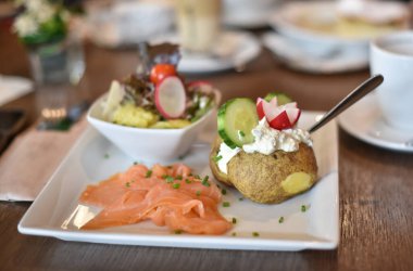 Patates ve sebzeli somon, güzel servis tabağı.