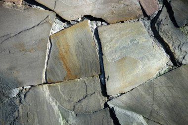 Beton eklemli gri taş şömine duvarı