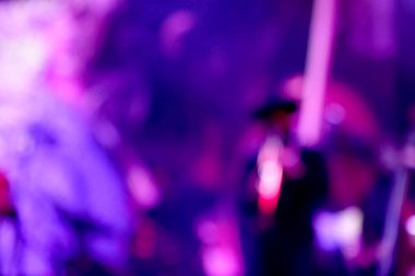 İnsan bir müzisyendir, hareket halinde tasvir edilir, görüntü üzerindeki etkisi çok bulanıktır.