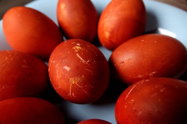 Kırmızı-kahverengiye boyanmış haşlanmış Paskalya yumurtaları, doğal yumurta kabuğu