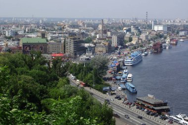 Kyiv, Ukrayna - 25 Mayıs 2007 Kyiv Podil İlçesi ve Dnipro Nehri yamaçlardan Panoramik Görünümü