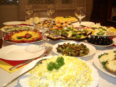 Kutlama için Sandviçler, Salatalar ve Şarap Gözlükleriyle Kutlama Masası