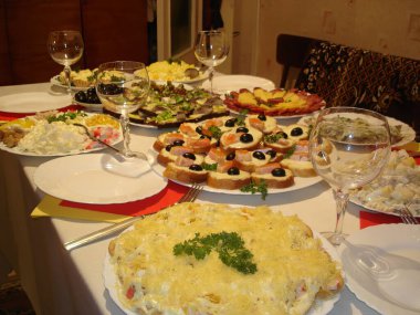 Parti ya da Kutlama İçin Lezzetli Yemeklerle Dolu Masa